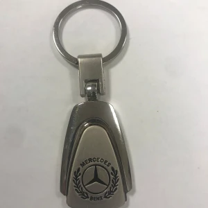 Nyckelring med bilmotiv - Snygg och stilren nyckelring i metall med bilmotiv. . Perfekt för bilentusiaster som vill ha en elegant accessoar till sina nycklar. Finns många i olika märker, 69kr/st . Helt ny 