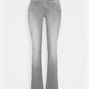 Grå bootcut jeans - Snygga grå bootcut jeans med låg midja från ltb! Väldigt populära och i modellen valerie. Storlek 25/30. Priset kan absolut diskuteras och skriv för fler bilder💕