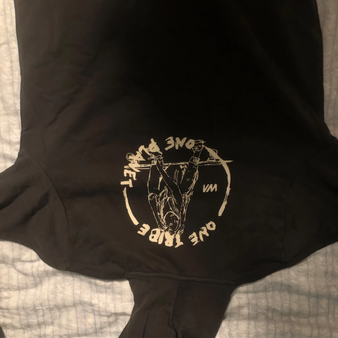 Svart hoodie från WARR - 1