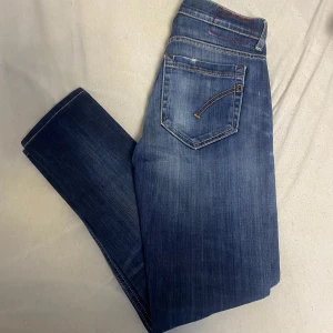Dondup George jeans - Säljer nu mina tvärfeta dondup George jeans. Använda några gånger men skicket är fortfarande utmärkt! Perfekt om man vill sticka ut lite! Hör av er om ni har frågor!