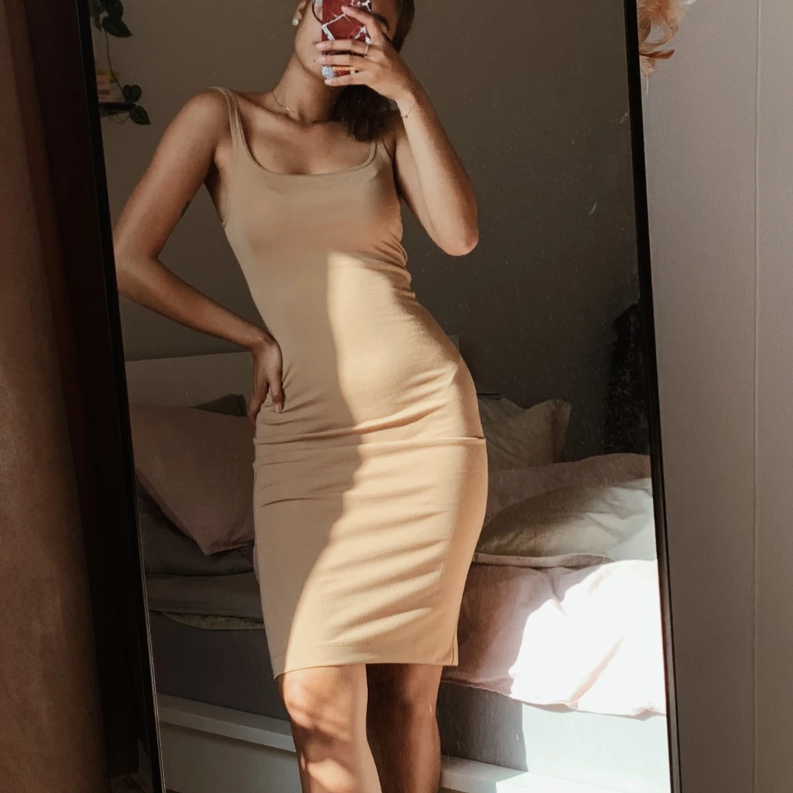 Beige tight klänning