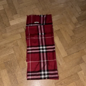 Rutig röd halsduk från Burberry - Snygg rutig halsduk från Burberry. PRIS KAN DISKUTERAS!