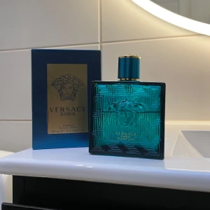 Versace Eros - Säljer denna Versace Eros Perfume 100ml. Perfekt nu till våren/sommaren. Skriv gärna om du har frågor🙌