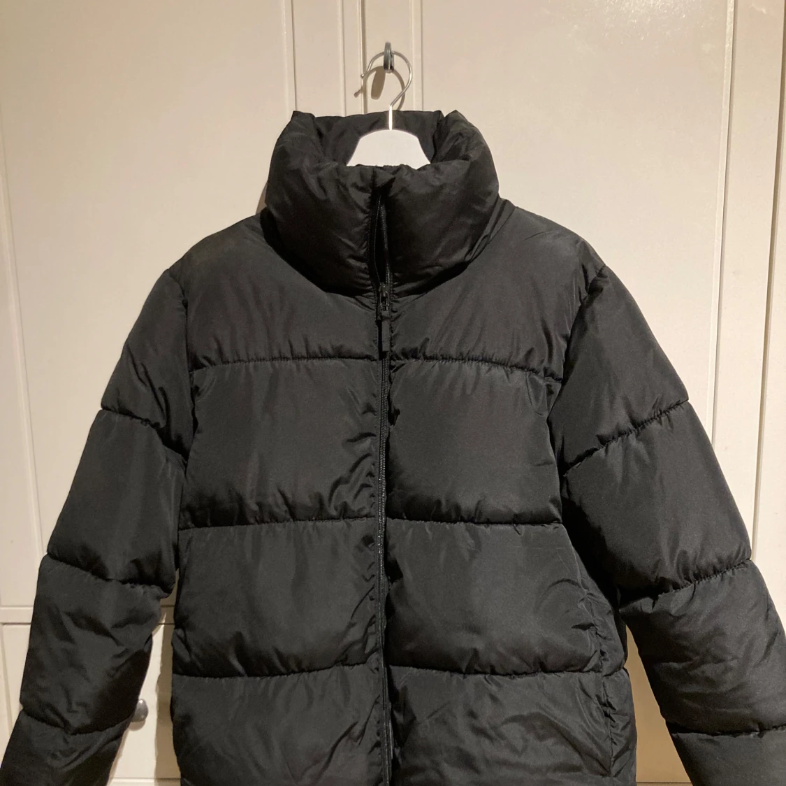 Svart pufferjacka (M)