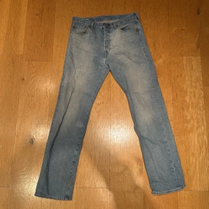 Jeans från Levi’s / 501or - Säljer ett par klassiska ljusblå 501or från Levi’s. W33 L34. Lite relaxed fit. Lätt heelbite på högra benet.