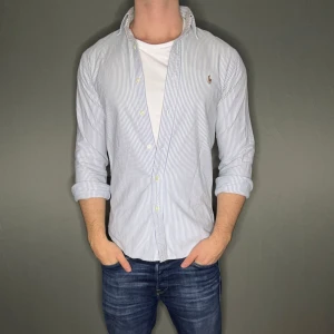 Ralph lauren skjorta - Hej säljer nu min fina Ralph Lauren skjorta i storlek S. Den är i nyskick och kommer vara otroligt snygg i höst/vinter. Nypris cirka 1500kr! Vi kommer att sälja liknande produkter nu närmare vinter så glöm inte följa profilen!🌊🍾