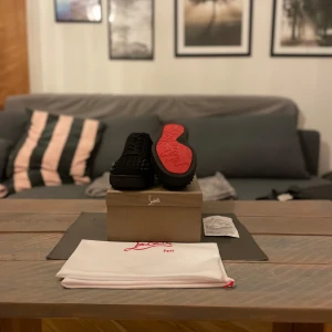 Christian Loubitins  - Hejhej 🤗 säljer dessa feta loubs färg ✒️ används vid två tillfällen medföljer allt, skick nytt och pris är alltid diskuterbart