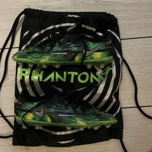Nike phantom elite - Riktigt feta skor som inte kommer till användning.   Lite slitna där fram som man ser på tredje bilden annars 10/10 skick.  Hör av dig vid minsta fråga