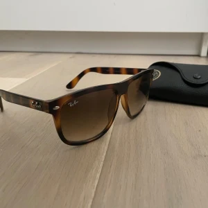 Ray-Ban boyfriend - Snygga solglasögon från Ray-Ban med en klassisk wayfarer-design. Bågarna har ett coolt leopardmönster i brunt och svart. Perfekta för att ge din stil en extra edge.