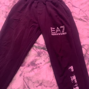 Svarta mjukisbyxor från Armani Jeans - Snygga svarta mjukisbyxor från Armani Jeans med elastisk midja och logga på benet som är slitet därav priset🫶