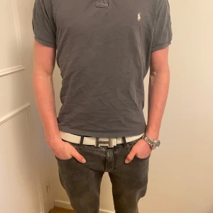 Grå pikétröja från Ralph Lauren - Säljer en riktigt stilig Ralph lauren piké för ett bra pris. Passar alla tillfällen under de varmare dagarna. Kan gå ner i pris vid snabb affär!!