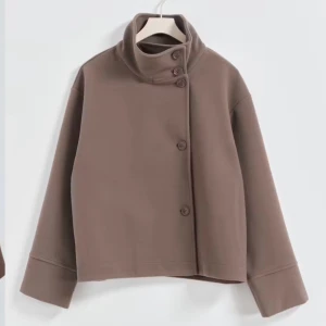 Brun kappa  - Snygg brun kappa, aldrig använt, från Gina tricot, storlek xs, helt slutsåld