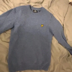 Blå tröja från Lyle & Scott - Säljer en snygg blå tröja från Lyle & Scott.