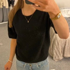 Kortärmad stickad tröja  - Från hm, ganska använd och ganska nopprig men det går att få bort