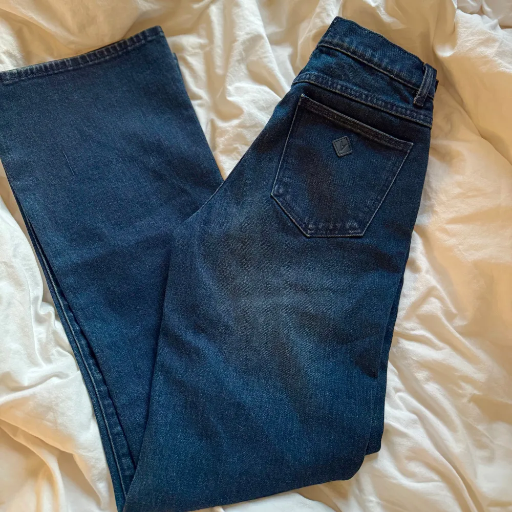 As snygga bootcut jeans från abrand. Använda 2 ggr så de är i mycket bra skick. ❣️säljer då de är för små för mig, kan därav bli svårt att fixa en bild på. De är storlek 26, passar S. Nypris 1200kr. Farkut & Housut.