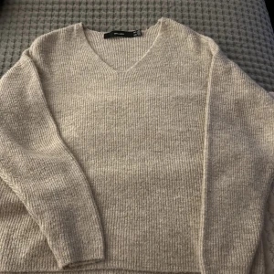 V ringad tröja  - V ringad tröja från vero moda, som man ser på bild 2 så har den öppnat lite vid framsidan men det går lätt i sy ihop. Den har annars inga andra defekter, säljer då jag inte tycker jag passar i färgen, skriv via frågor och kontakta innan köp