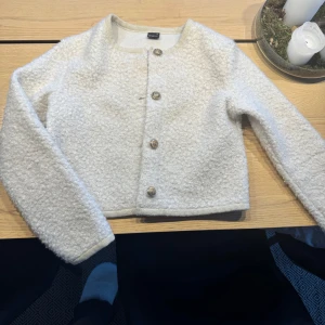 Lurvig kofta/jacka med knappar - Säljer denna kofta/tunnare jacka, trendig och bra skick! Säljer då den ej kommer till användning💞