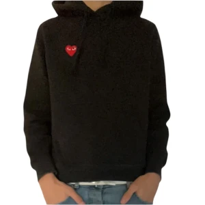 Cdg Play hoodie  - Skick 9/10 inga defekter |  Storlek M men passar S också | Priset är diskutabelt | Hör av dig vid minsta fundering.