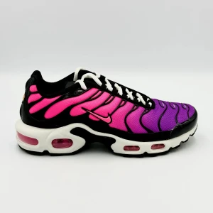 Nike Air Max Plus i rosa och lila nike tn - Snygga Nike Air Max Plus med en färggradering från rosa till lila. Skorna har en unik vågig design och synlig Air Max-dämpning i sulan. Perfekta för att sticka ut med stil. 