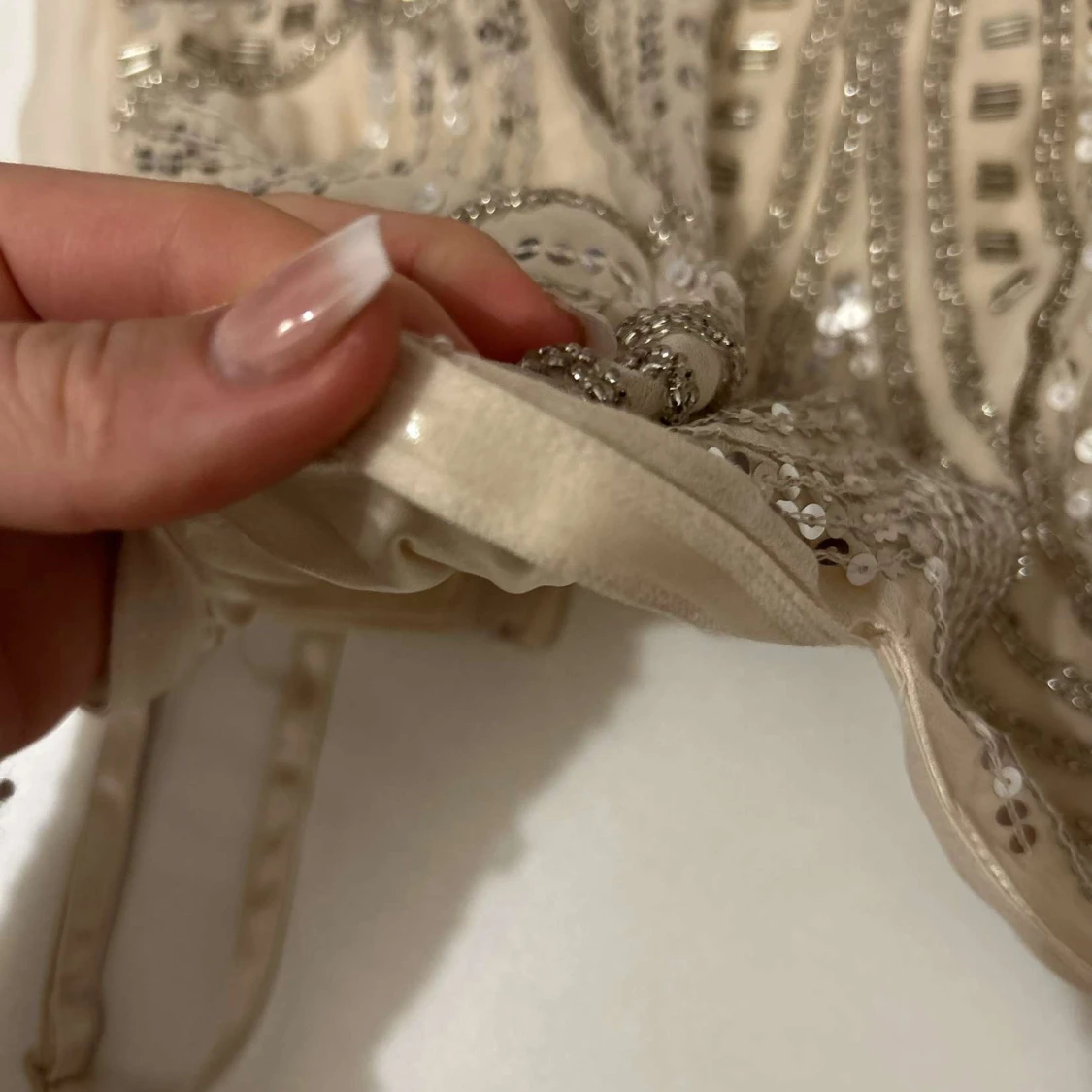 Beige klänning med paljetter - 2