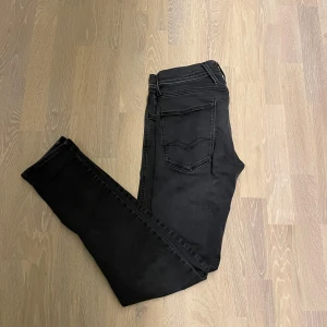 Gråa Replay anbass jeans - Väldigt snygga mörkgråa Replay anbass jeans🔥De är i mycket bra skick och har inga defekter. Det är W31 men passar även W30👍 Nypris ca 1200kr, mitt pris endast 549kr✅