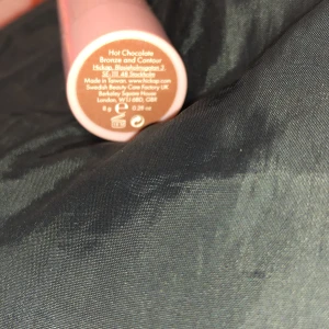 Hickap Hot Chocolate Bronze and Contour - Snygg bronzer och contour stick från Hickap i nyansen Hot Chocolate. Perfekt för att skapa en varm och definierad look. Kompakt och lätt att ta med i sminkväskan.