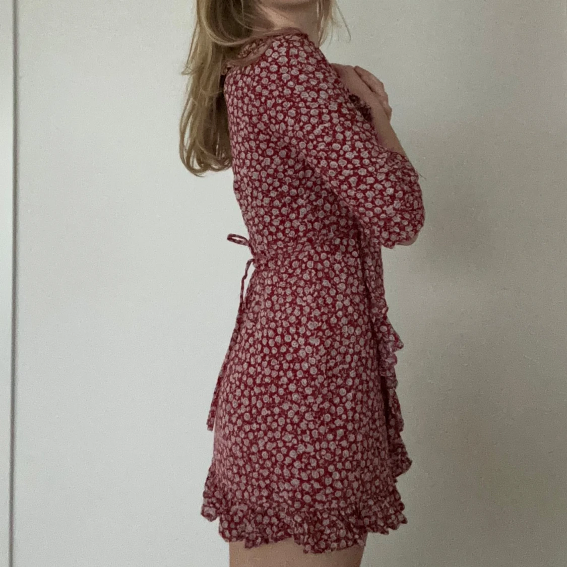 Röd blommig omlottklänning - 1