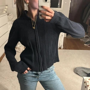 Marinblå tröja  - Fin zip up i marinblå💙