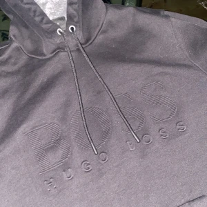 Svart Hugo Boss hoodie  - Svart Hugo boss hoodie som knappt används längre då den är för liten i storlek för mig, Storlek S