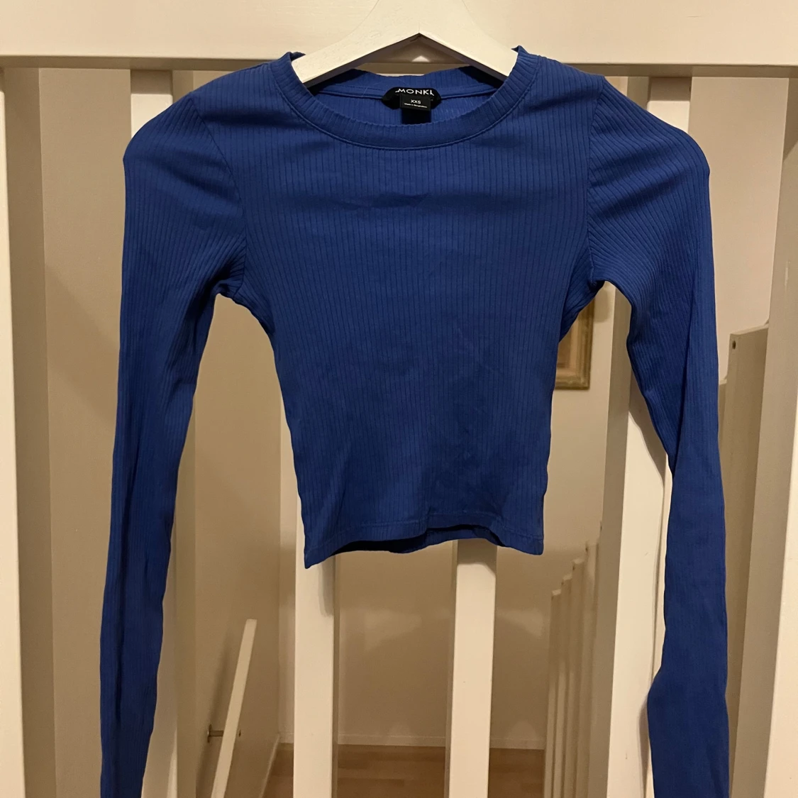 Blå ribbad tröja från Monki