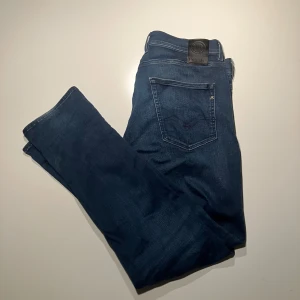 Replay jeans - Snygga replay jeans i hyperflex material. Jeansen är som nya högst använda 3 gånger. Storleken är 34 i midja och 32 i längd. Modellen är grover och sitter slim/straight. Kom privat vid fler frågor!