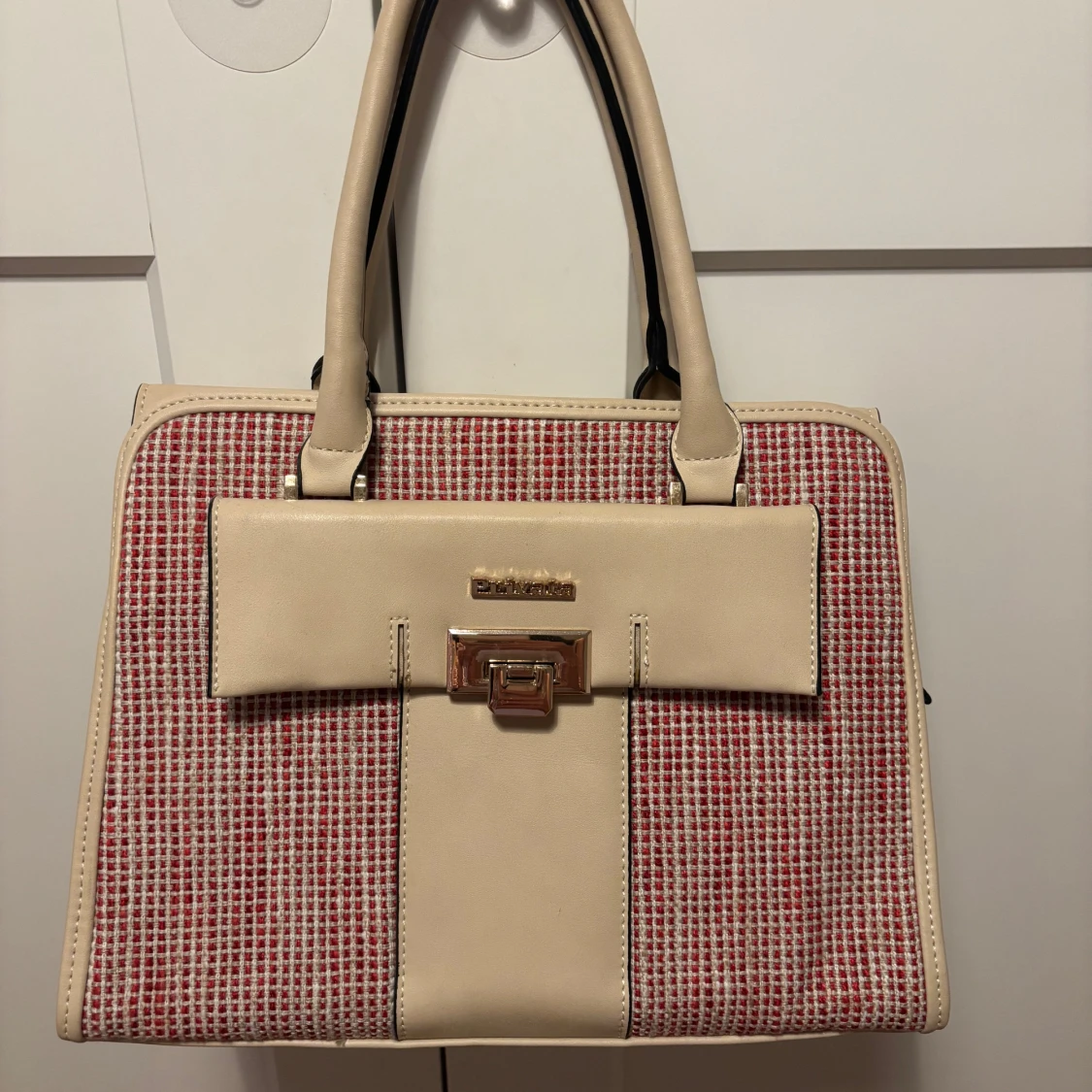 Beige och röd handväska från Privata