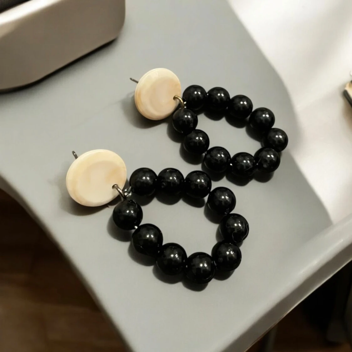 Svarta pärlörhängen med beige detaljer - 1