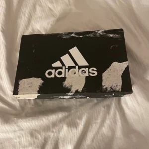 Svarta adidas campus 00s - Säljer ett par adidas campus 00s i svart och strl 38. I princip i nyskick förutom under skorna! Nypris: 1 179kr! Kartong medföljer ❤️ 