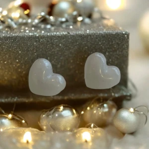 Vita hjärtformade örhängen - Säljer ett par söta vita hjärtformade örhängen. Perfekta för att ge en romantisk touch till din outfit. De är enkla men stilrena och passar till många olika tillfällen.