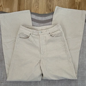 Beige manchesterbyxor från H&M Divided - Snygga beige manchesterbyxor från H&M Divided. Använda 1 gång, har fläckar som går bort i tvättmaskinen. Storlek 40 men passar som 38 också 