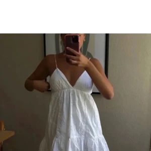 Vit klänning med spetsdetaljer - Så fin och söt klänning från Zara! Slutsåld på hemsidan💓perfekt till studenten. Priser är disskuterbart. 