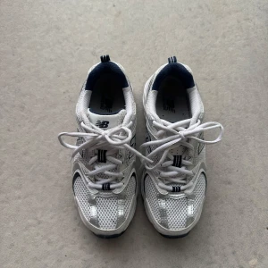 New Balance 530 - NEW BALANCE 530 WHITE/NATURAL INDIGO  Väl använda, men mycket kvar att ge. Ett litet hål i under-meshtyget, höger sko.