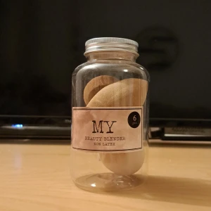 Beauty Blender i burk - Säljer en burk med 4 stycken oanvända beauty blenders från MY (normal). De är non-latex och kommer i en praktisk genomskinlig burk med skruvlock. Perfekt för att applicera foundation och concealer jämnt och smidigt. (Jag har 2 st till från början men de är använda.)🤎🤎