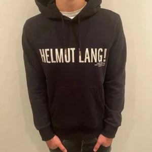 Helmut Lang Hoodie  - Hej! Säljer nu denna sällsynta och eftertraktade Helmut Lang Hoodie! Storlek S! Skick 10/10 (helt ny) 