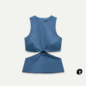 Blå trendig festtopp  - Säljer denna blåa trendiga topp från zara som är mycket eftertraktad och slutsåld. Säljer denna då jag beställde fel storlek. Den är helt i nyskick och är oanvänd samt har kvar prislappen. Det är hög efterfrågan på denna tröja därav priset, men pris kan diskuteras!! 💙