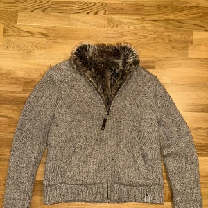 Fodrad cardigan - Cardigan med päls - päls cardigan - Säljer nu en ass fet och extremt eftertraktad päls cardigan som blivit mycket populär nu, extremt svåra att hitta överhuvudtaget men denna är i nyskick! Storlek L, men passar garanterat M. Märken som Loro Piana och Rose & Born har liknade varianter men för 10 gånger så mer! Skriv gärna vid frågor🤝