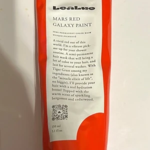 Mars Red Galaxy Paint - Mars Red Galaxy Paint är en semi-permanent färgmask som ger en livfull röd nyans till håret. Innehåller tigergräs för extra fukt och vård. Produkten är berikad med doft av bergamott och cederträ. Räcker upp till 15 tvättar.