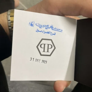 Philipp Plein herrklocka i silver och guld - Snygg Philipp Plein herrklocka med en iögonfallande design. Klockan har en tvåfärgad länkarmband i silver och guld samt en detaljerad urtavla. Perfekt för den som vill sticka ut med stil.