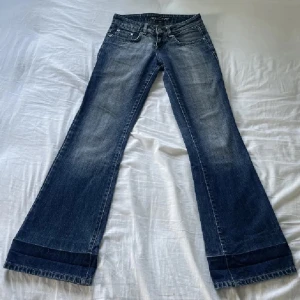 lågmidjade bootcut jeans - Jättesnygga jeans. Köpta på plick men passade tyvärr inte. Midjemått rakt över: 37cm, Innerbenslängd: 81cm❤️ Det är bara att fråga om fler bilder men dock inte på pga att de inte passar🙏Jeansen har ett sträck längst ner pga att förra ägaren vikt upp de, men jag ⚠️tror⚠️ att det går att stryka bort, och annars är det inget man tänker på. (förra säljarens bilder i annonsen) 