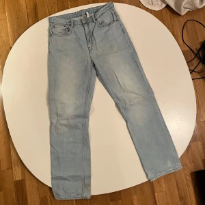 Weekday Jeans - Använda sparsamt. Liten fläck på höger ben som lär gå bort i tvätten