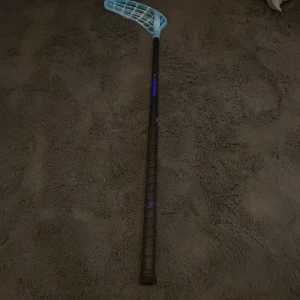 Nu säljer jag en fin Zone klubba! - Den är använd runt 2 gånger har ett blått blad med en svart och lite blått sticka som man kan göra mycket mål med.