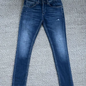 Dondup Jeans  - Ett par riktigt snygga och unika dondup jeans man inte hittar var som helst. Storlek 30. Skick 9/10, Inga deffekter eller konstigheter. Som nya. Tagg medföljer. 
