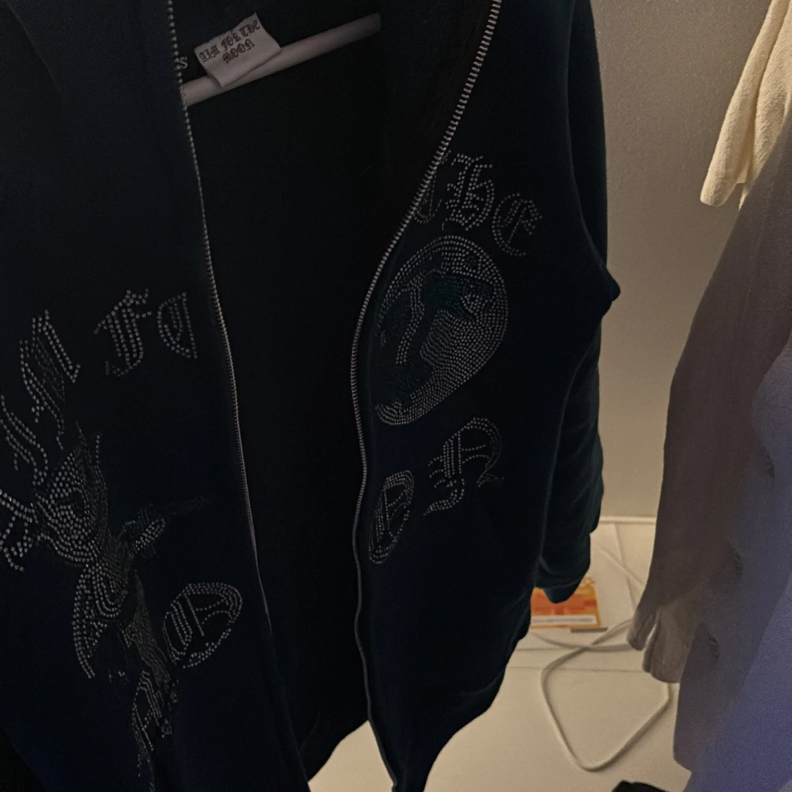 Mörkblå hoodie med dragkedja från Aim for the Moon - 93