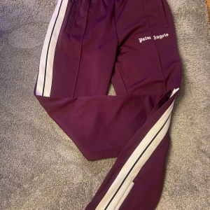 Palm angels byxor  - Lila/plommon palm Angels byxor med vita ränder längs sidorna. Storlek L ”herr”. Väldigt bra skick.